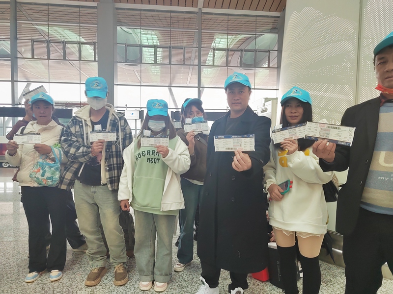 貴陽龍洞堡機場，前往廣州返崗的群眾拿到登機牌后等待候機。（彭凱 攝）