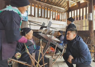 圖為鄭海鷗（右）在和村民交流。