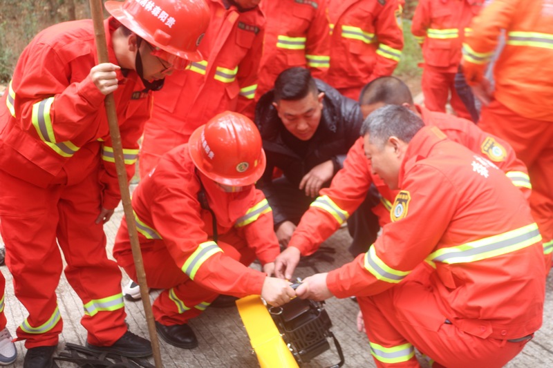 南龍鄉(xiāng)應(yīng)急救援隊(duì)員學(xué)習(xí)如何使用滅火器具。