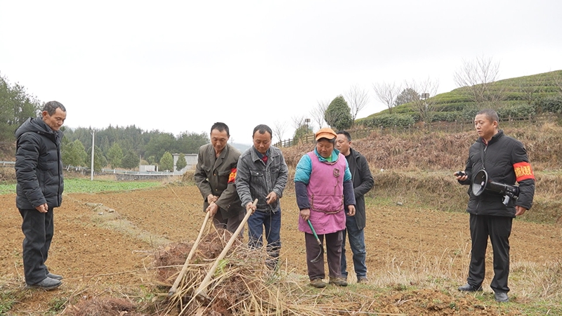 思南縣張家寨鎮(zhèn)護(hù)林員到田間地頭對村民進(jìn)行宣傳。（陳敏 攝）