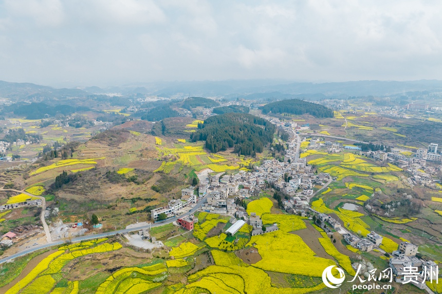 村寨、民居、鄉(xiāng)村公路交織如畫(huà)。人民網(wǎng)記者 涂敏攝