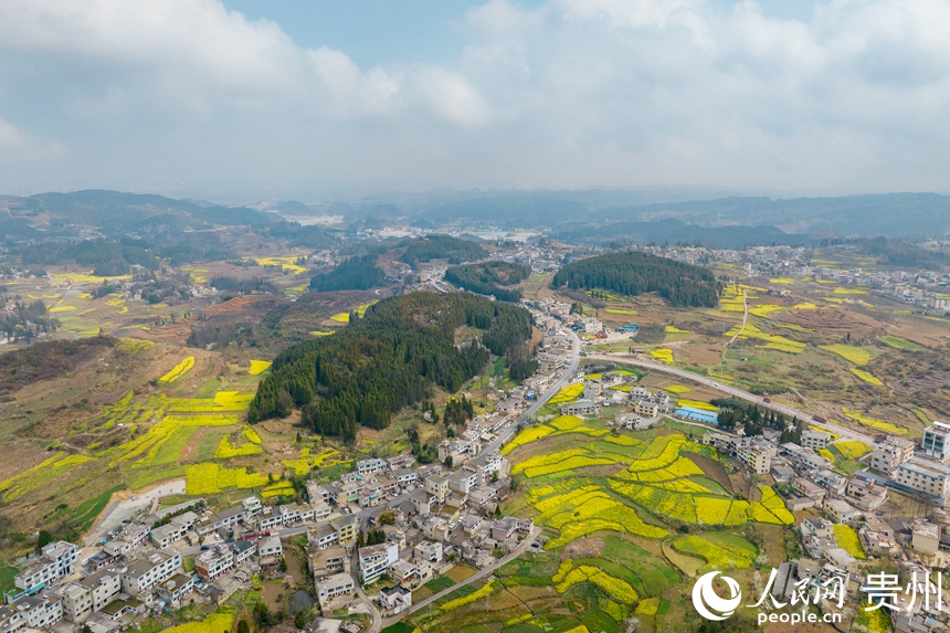 村寨、民居、鄉(xiāng)村公路交織如畫。人民網(wǎng)記者 涂敏攝