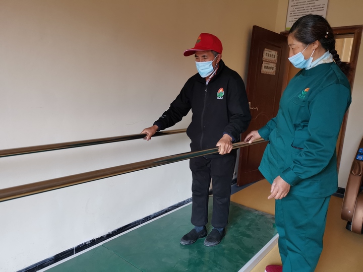 護理工指導老人復健。