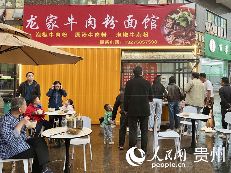 傍晚時分，百味嗦粉街的牛肉粉店生意依舊火熱。人民網(wǎng) 李麗萍攝