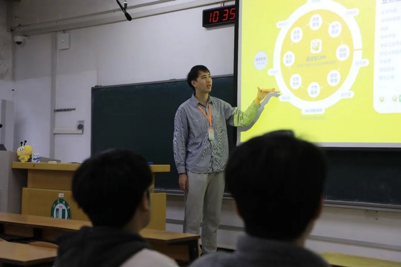 貴州紛享互聯(lián)科技有限責(zé)任公司在江蘇大學(xué)開展企業(yè)宣講會(huì)。