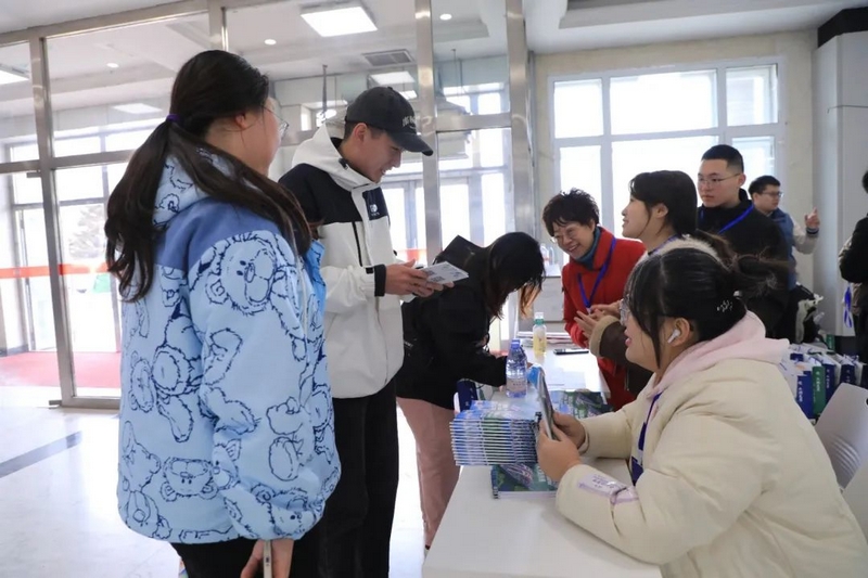 在哈爾濱商業(yè)大學(xué)招聘現(xiàn)場(chǎng)，貴州籍畢業(yè)生們咨詢相關(guān)招聘信息。