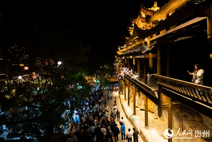 景區(qū)內(nèi)的山歌對(duì)唱展演。人民網(wǎng)記者 涂敏攝