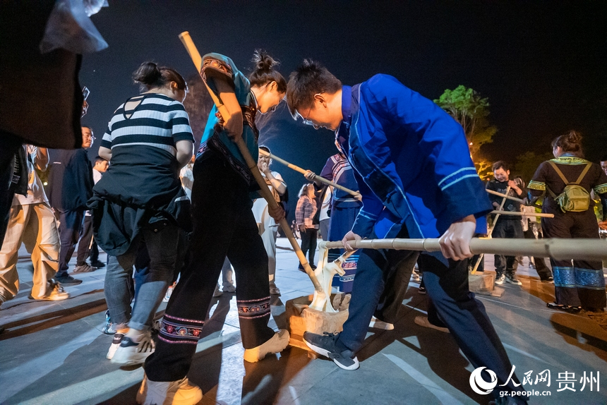 景區(qū)內(nèi)的打糍粑展演。人民網(wǎng)記者 涂敏攝
