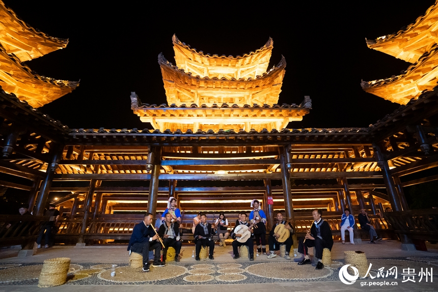 景區(qū)內(nèi)的布依八音坐唱展演。人民網(wǎng)記者 涂敏攝