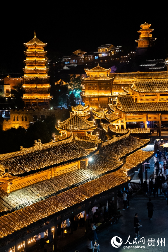 夜色下的峰林布依。人民網(wǎng)記者 涂敏攝