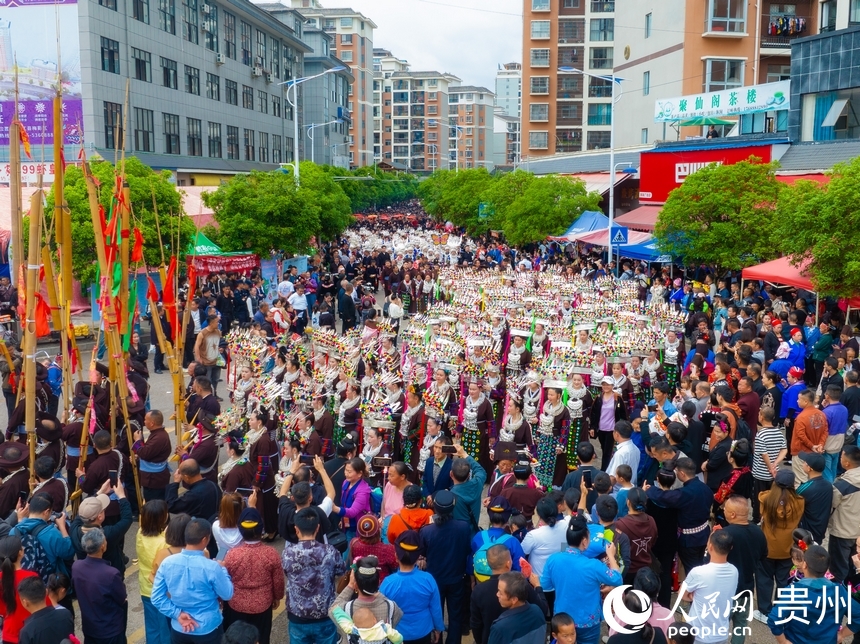 航拍姊妹節(jié)萬(wàn)人盛裝游演隊(duì)伍。人民網(wǎng) 陽(yáng)茜攝