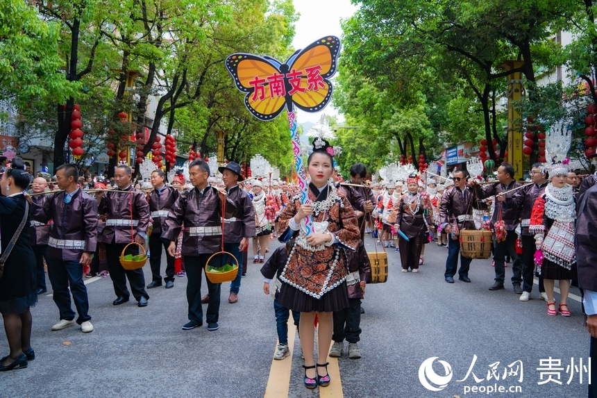 不同支系的苗族同胞身著盛裝參加游演。人民網(wǎng) 陽茜攝