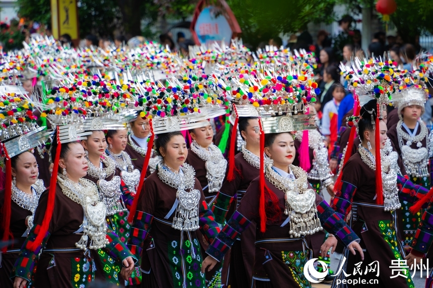 臺江縣苗族同胞盛裝游演慶祝姊妹節(jié)。人民網(wǎng) 陽茜攝