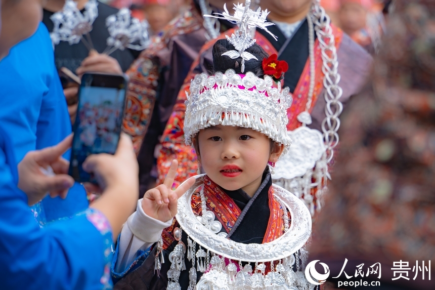 身著盛裝參加游演的苗族同胞。人民網(wǎng) 陽(yáng)茜攝