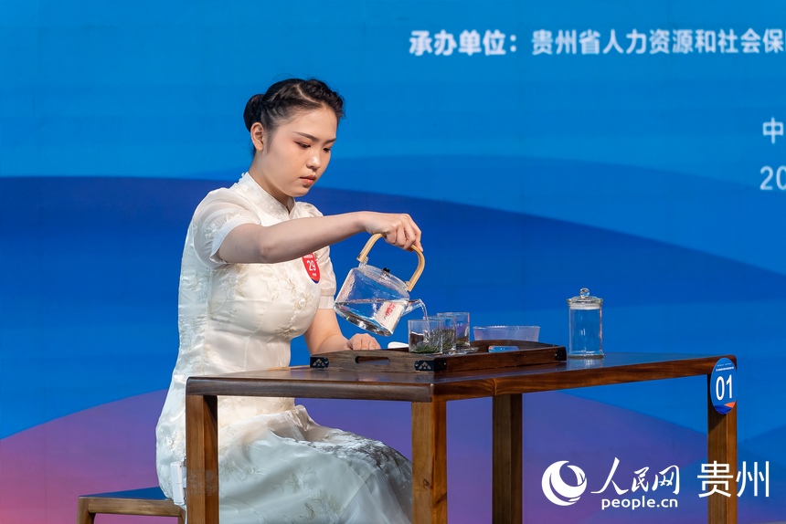 第二屆全國鄉(xiāng)村振興職業(yè)技能大賽茶藝賽項現(xiàn)場。人民網(wǎng)記者 涂敏攝
