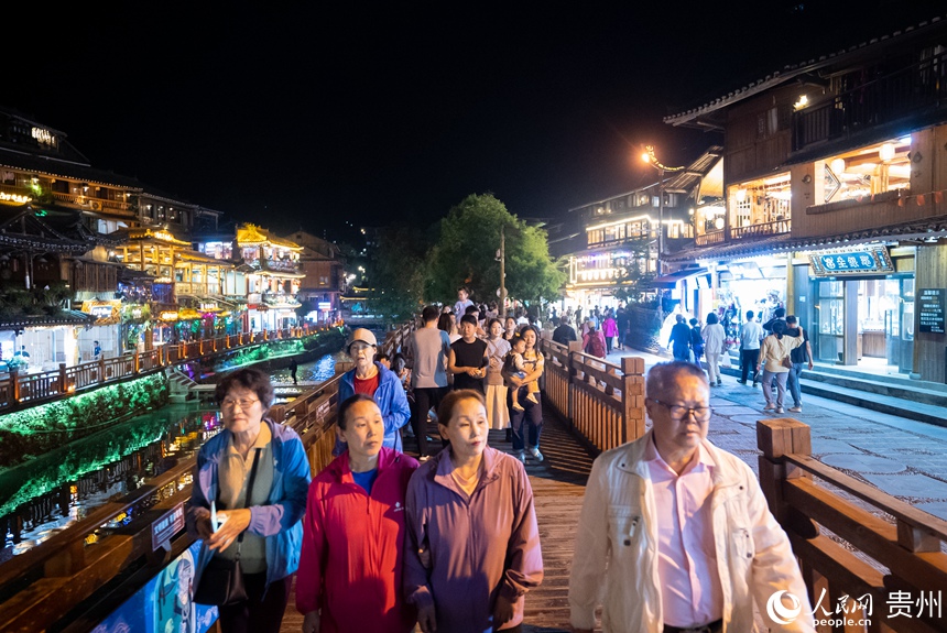 游客在西江苗寨內(nèi)游覽。人民網(wǎng)記者 涂敏攝