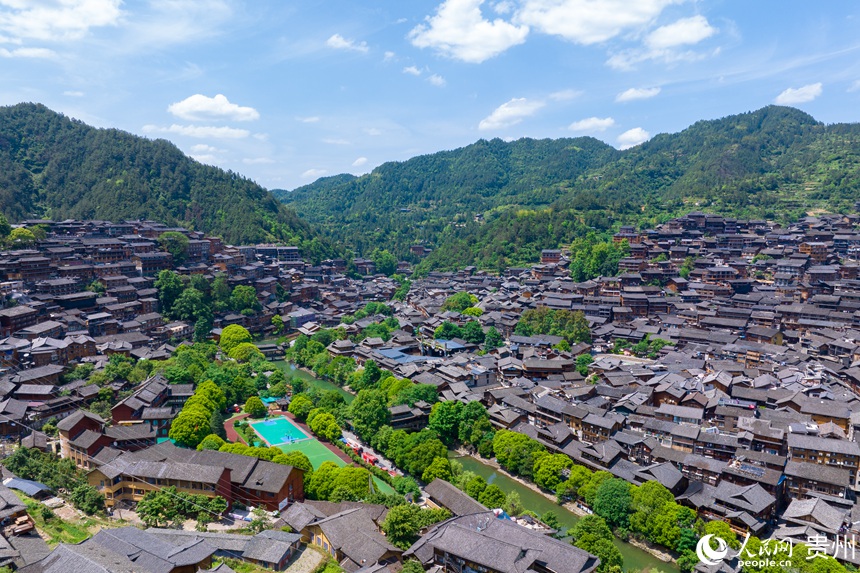 航拍貴州省黔東南州雷山縣西江千戶苗寨。人民網(wǎng)記者 涂敏攝