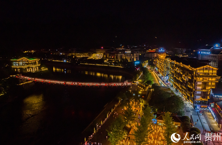 航拍仁懷市茅臺鎮(zhèn)夜景。人民網(wǎng) 陽茜攝