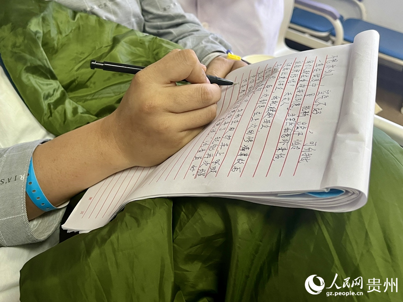 4.付先生寫下自己的感受。人民網(wǎng) 李麗萍攝