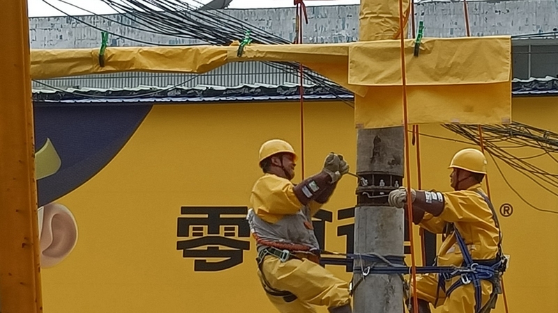 工作人員正在對電桿連接安裝 修文縣供電局羅志勇 攝