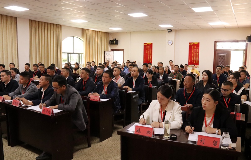 5月20日，赫章縣鄉(xiāng)科級領導干部進修班開班學員在認真聽講。胡彥攝