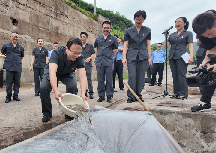 開展增殖放流活動。