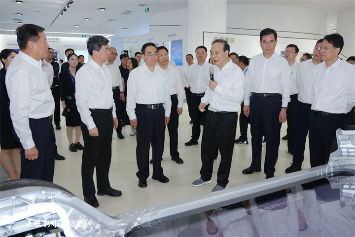 圖為貴州省黨政代表團(tuán)在寧德時(shí)代新能源科技股份有限公司學(xué)習(xí)考察。
