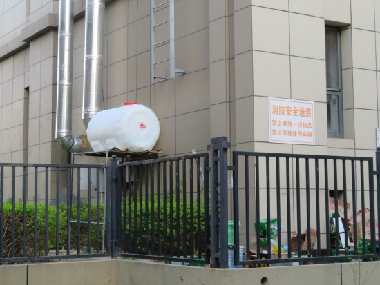 4月中旬，紫金灣景逸小區(qū)的一個(gè)醇基燃料桶緊挨消防安全通道。人民網(wǎng) 劉文邦攝