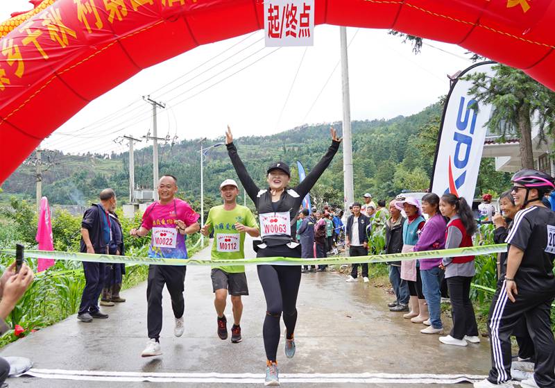 2024年6月22日，貴州省畢節(jié)市納雍縣昆寨鄉(xiāng)千秋村，山地“村跑”參賽選手沖過(guò)終點(diǎn)。 楊英 攝