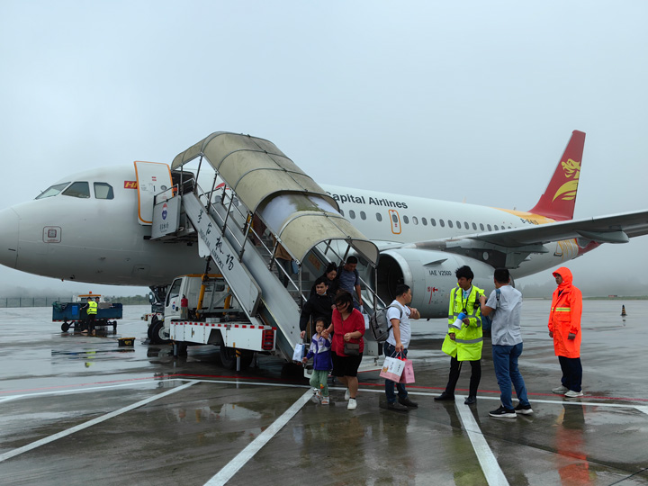 工作人員有序引導(dǎo)旅客下機(jī)。