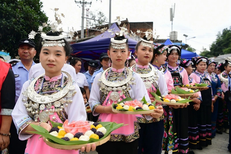 彩色的糯米飯令人垂涎欲滴。