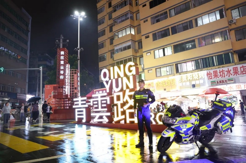 鐵騎在青云市集值守。