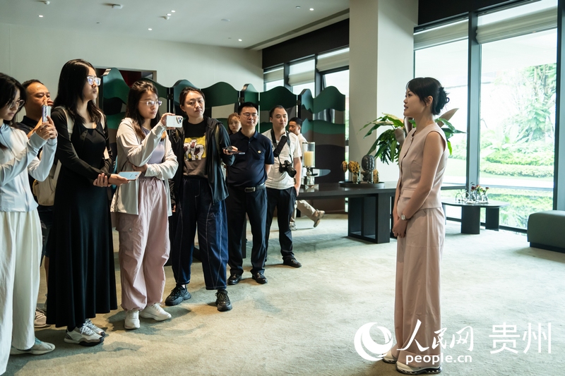 在珠海工作、在貴陽鐵建城社區(qū)置業(yè)的駱女士接受記者采訪。人民網(wǎng) 陽茜攝