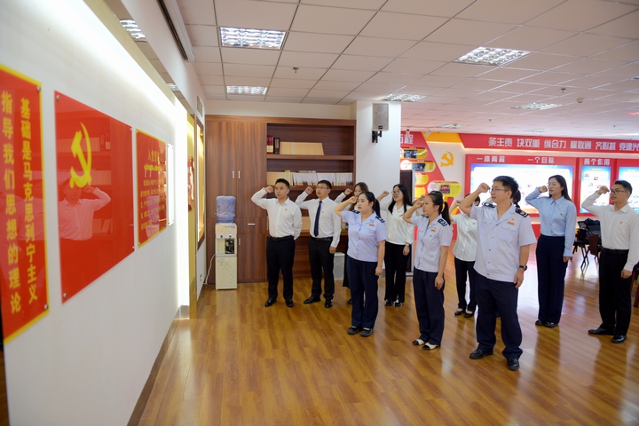 國家稅務(wù)局總局黔西南州稅務(wù)局新錄用公務(wù)員重溫入黨誓詞。