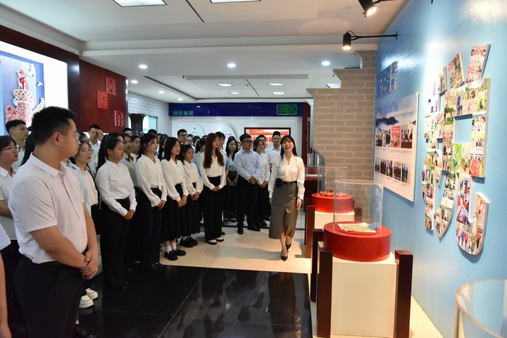 國家稅務總局畢節(jié)市稅務局新錄用公務員參觀文化展廳。