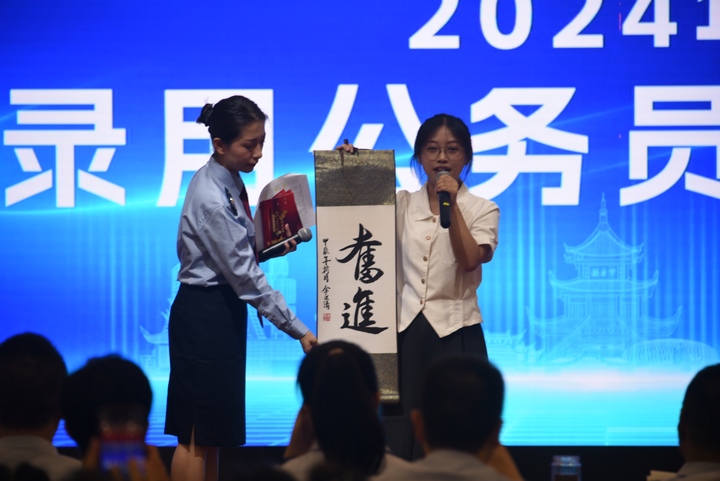 國家稅務(wù)總局貴陽市稅務(wù)局新錄用公務(wù)員展示書法作品。
