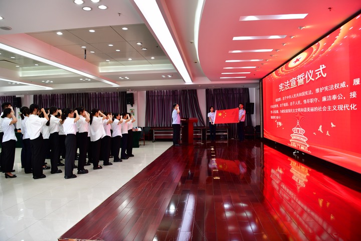 國家稅務(wù)總局六盤水市稅務(wù)新錄用公務(wù)員進行憲法宣誓。