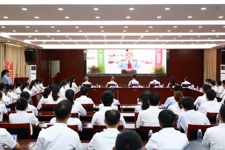 國家稅務(wù)總局黔東南州稅務(wù)局新錄用公務(wù)員觀看警示教育片。