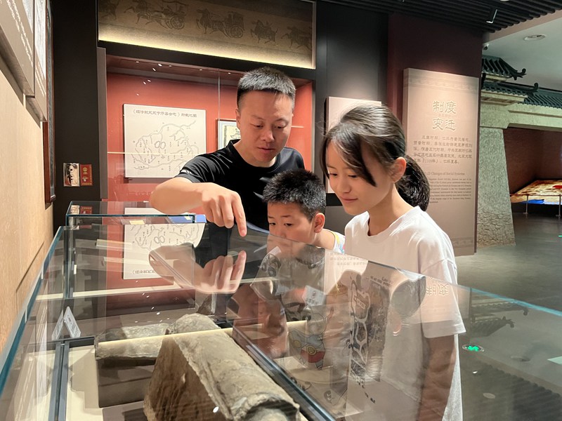 1、游客到館內參觀。