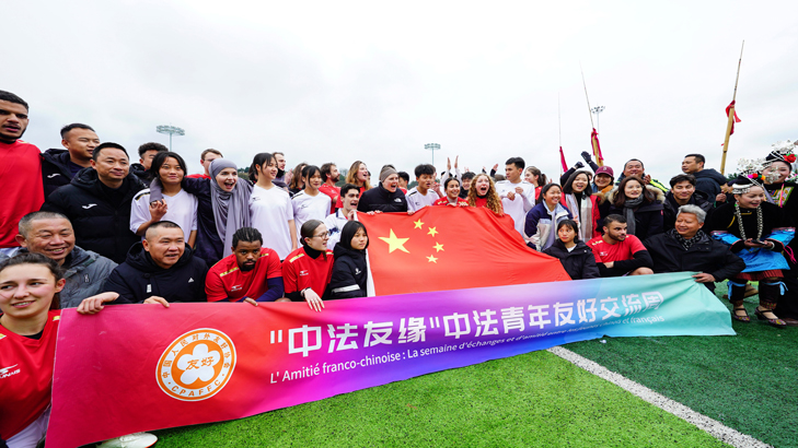 在榕江縣“村超”球場(chǎng)，中法青年友誼賽雙方球員合影留念。周光勝攝