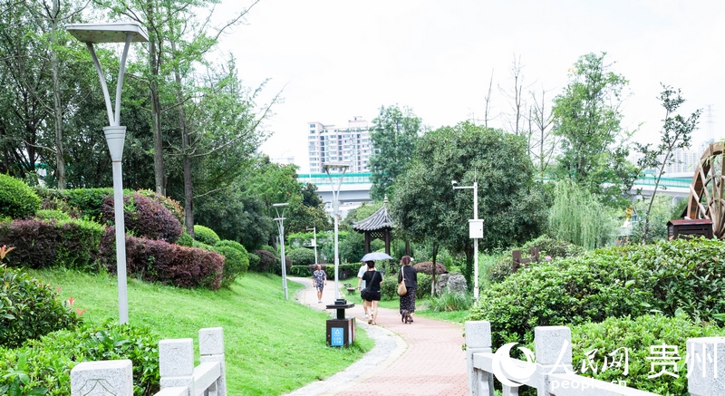 青山再生水廠上方，景觀公園已成為周邊居民休閑放松的一片天地。人民網(wǎng)記者 王秀芳攝