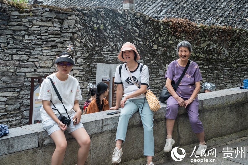 游客在青巖古鎮(zhèn)游覽。人民網(wǎng) 陽(yáng)茜攝