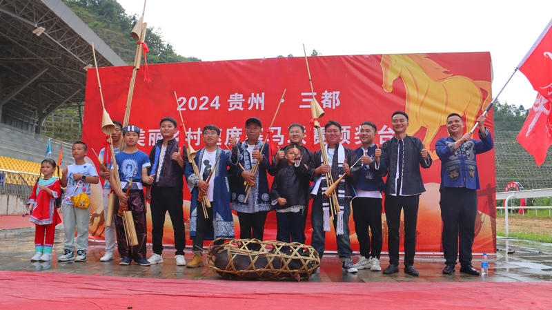拉拉隊獲得一、二等獎，并得到黑土豬作為獎品