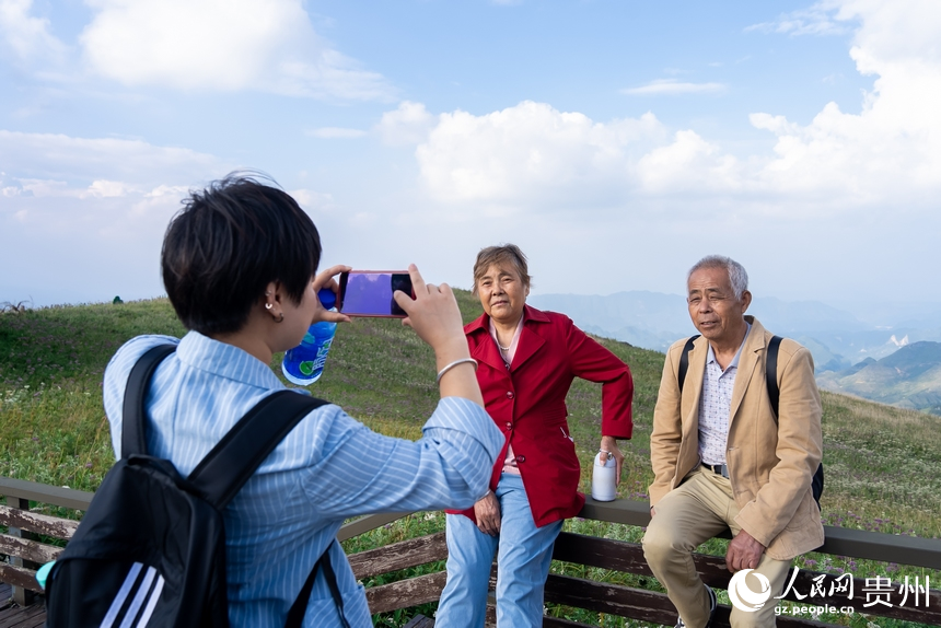 游客在景區(qū)內(nèi)打卡拍照。人民網(wǎng)記者 涂敏攝