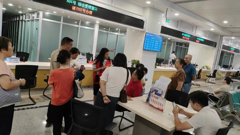 窗口前的“壩壩會”。