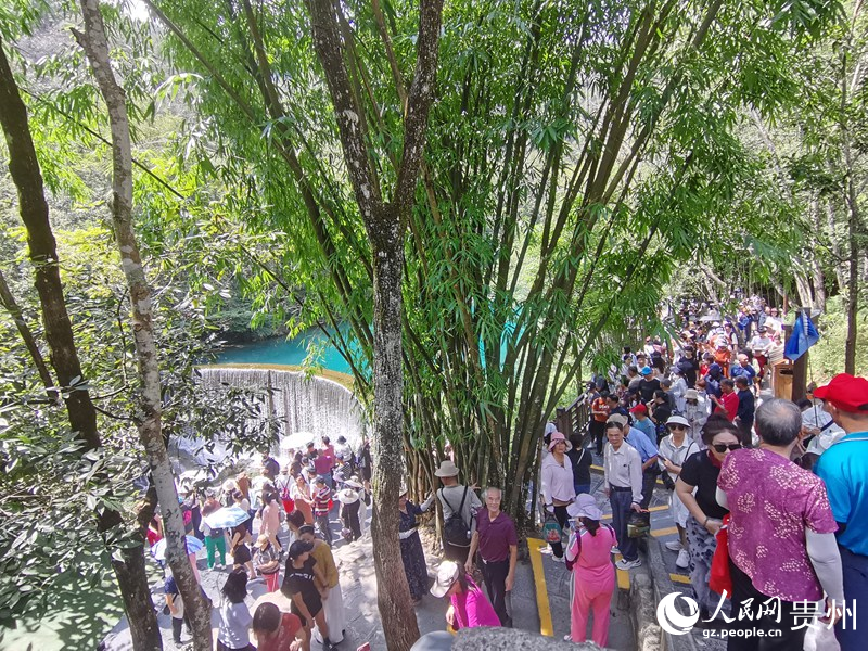 小七孔景區(qū)游人如織。人民網(wǎng) 黃小桃攝