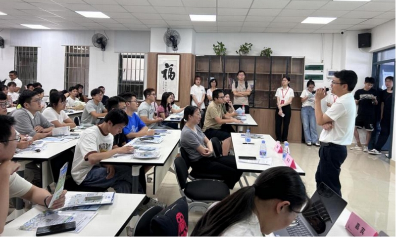 貴州磷化集團(tuán)人力資源部部長(zhǎng)劉荊風(fēng)與大學(xué)生互動(dòng)交流。