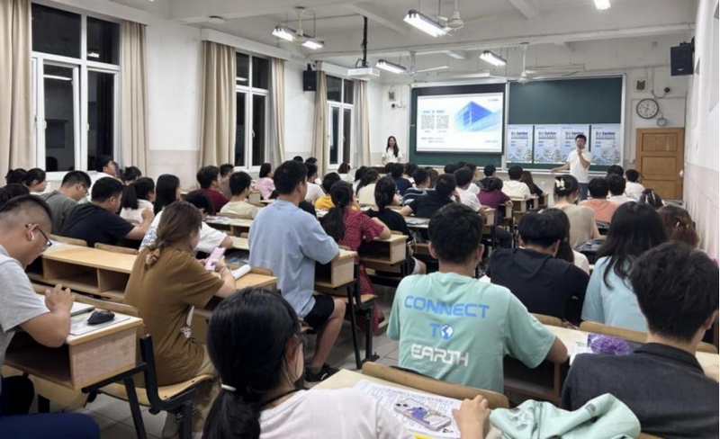 招聘宣講會(huì)上，畢業(yè)多年的校友分享在貴州磷化集團(tuán)職業(yè)發(fā)展的親身體驗(yàn)