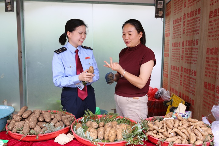 稅務(wù)干部深入農(nóng)交會(huì)現(xiàn)場(chǎng)走訪(fǎng)問(wèn)需，了解企業(yè)生產(chǎn)經(jīng)營(yíng)情況和涉稅需求。鄭婷攝