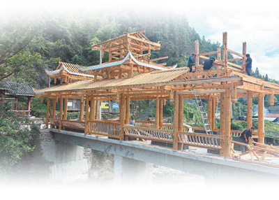 　貴州省黔東南苗族侗族自治州黎平縣尚重鎮(zhèn)務(wù)弄村，掌墨師吳芳宇團隊正在建造風(fēng)雨橋。蘇 濱攝